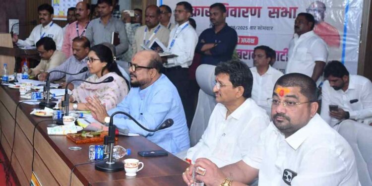 जळगाव पंचायत समितीच्या विकासकामांचा पालकमंत्र्यांनी घेतला आढावा