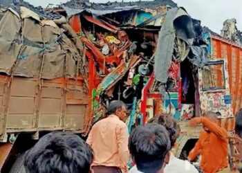 दोन मालमोटारींची समोरासमोर धडक होऊन भीषण अपघात; दोन जण ठार, एक जखमी