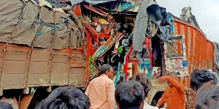 दोन मालमोटारींची समोरासमोर धडक होऊन भीषण अपघात; दोन जण ठार, एक जखमी