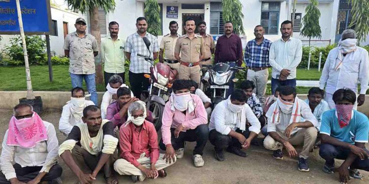 एरंडोल तालुक्यात जुगार अड्ड्यावर पोलिसांचा छापा ; 15 जुगाऱ्यांसह 1 लाखांचा मुद्देमाल जप्त