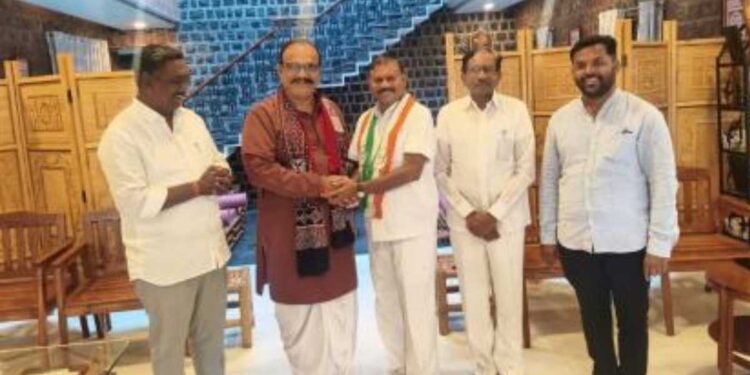 नंदुरबारमध्ये भाजपला धक्का ! माजी मंत्र्याने केली घरवापसी, पद्माकर वळवी यांचा काँग्रेसमध्ये प्रवेश