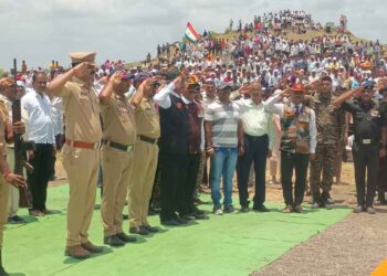 गुढे येथील शहीद स्वप्नील सोनवणे यांना अखेरचा निरोप