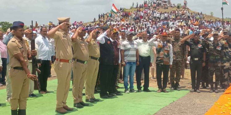 गुढे येथील शहीद स्वप्नील सोनवणे यांना अखेरचा निरोप