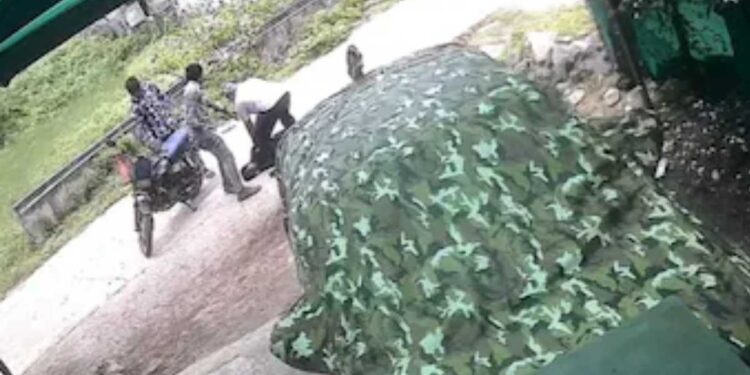 अल्पवयीन मुलाचा फिट आल्याचा बनाव, अन् काही सेकंदात २ लाख गायब, पाचोऱ्यात फिल्मी स्टाईल चोरी