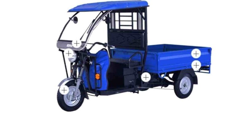 जळगावमधील हॉकर्सना देण्यात येणार मराठी प्रतिष्ठानकडून १०० ई-रिक्षा