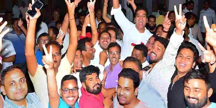 जिल्हा वकील संघाच्या अध्यक्षपदी ॲड. सागर चित्रे यांचा दणदणीत विजय