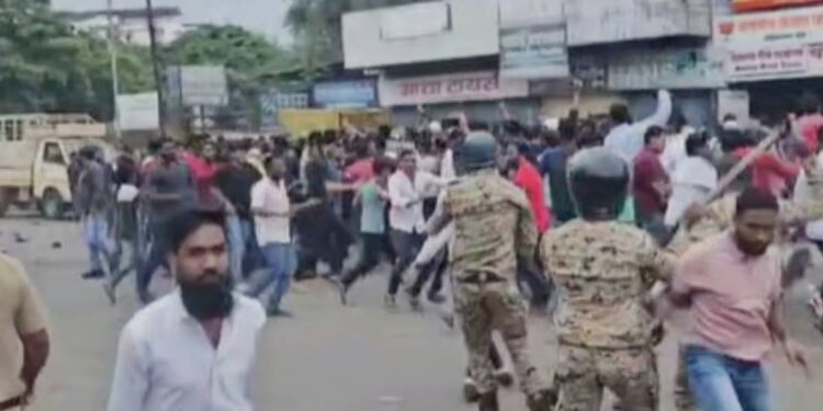 अहिल्यानगरमध्ये मुस्लीम आंदोलकांवर लाठीचार्ज, नेमकं प्रकरण काय?