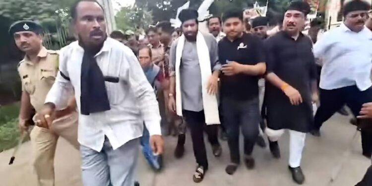 जळगावमध्ये उन्मेष पाटील, बच्चू कडू यांच्यासह ११ पदाधिकाऱ्यांविरोधात गुन्हा दाखल; कारण काय?