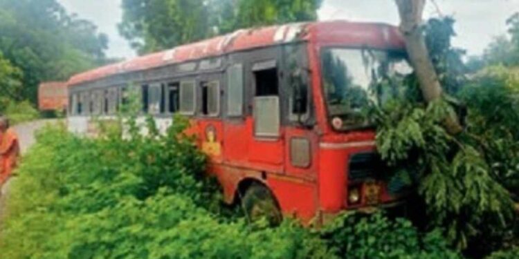 धावत्या बसच्या चालकाला हृदयविकाराचा झटका, बसवरील नियंत्रण सुटले अन्.. बोदवडमधील थरारक घटना
