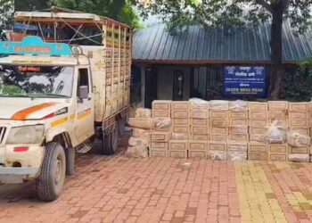 भाजीपाला वाहतुकीच्या नावाखाली विदेशी दारूची तस्करी; पोलिसांच्या कारवाईत लाखोंचा साठा जप्त