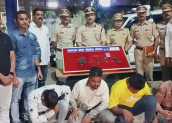जळगावात पोलिसांच्या कारवाईत दोन गावठी पिस्तुल, 10 जिवंत काडतुसे जप्त; चौघांना अटक