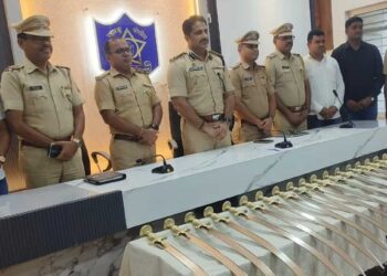 अवैधरित्या बाळगलेल्या 20 तलवारीसह तरुण पोलिसांच्या जाळ्यात