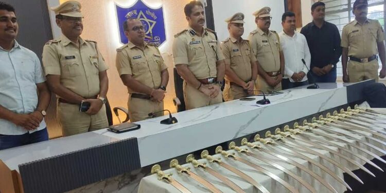अवैधरित्या बाळगलेल्या 20 तलवारीसह तरुण पोलिसांच्या जाळ्यात