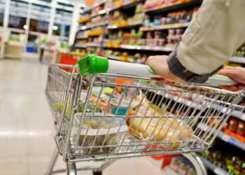 अरे बापरे! बंद पाकिटातील बिस्किटात निघाल्या अळ्या, धुळ्यातील संतापजनक प्रकार