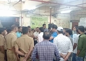 गर्दी हटवण्यास सांगितल्याचा राग; जळगाव जिल्हा रुग्णालयातील डॉक्टरला बेदम मारहाण, कानाचा पडदा फाटला