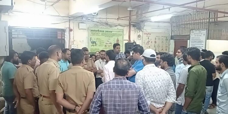 गर्दी हटवण्यास सांगितल्याचा राग; जळगाव जिल्हा रुग्णालयातील डॉक्टरला बेदम मारहाण, कानाचा पडदा फाटला