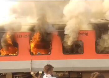 गरीब रथ एक्सप्रेसला भीषण आग, तीन डब्बे जळून खाक; प्रवाशांमध्ये भीतीचे वातावरण
