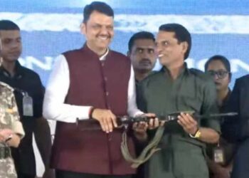 शस्त्र मुख्यमंत्र्यांना सोपवत मोस्ट वॉन्टेड भूपतीसह 60 माओवाद्यांचं आत्मसमर्पण