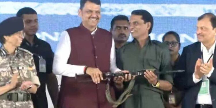 शस्त्र मुख्यमंत्र्यांना सोपवत मोस्ट वॉन्टेड भूपतीसह 60 माओवाद्यांचं आत्मसमर्पण