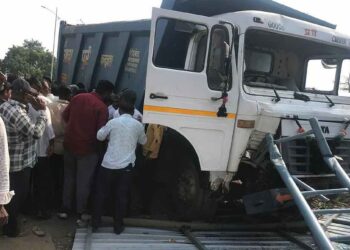 मुरूमने भरलेला डंपरने बसस्थानकातउभ्या असलेल्या नागरिकांना चिरडले, दोघे जागीच ठार, तीन जण गंभीर