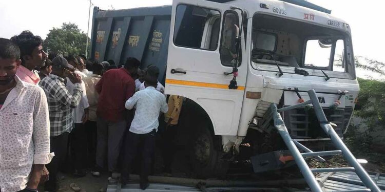 मुरूमने भरलेला डंपरने बसस्थानकातउभ्या असलेल्या नागरिकांना चिरडले, दोघे जागीच ठार, तीन जण गंभीर