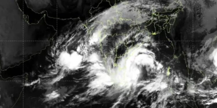 सावधान, मोंथा चक्रीवादळ येतंय! महाराष्ट्रातील या जिल्ह्यांना पावसाचा इशारा