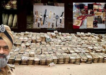 अबब! कोट्यवधींची रोकड अन्य सोनं, महागडी घड्याळे.. IPS अधिकाऱ्याच्या घरात सापडलं घबाड