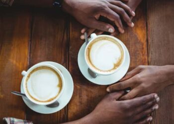 कॉफी शॉपवर पोलिसांची धाड; मुलं-मुली सापडले नको त्या अवस्थेत