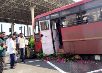टायर फुटल्याने एसटी बस थेट टोल नाक्याला धडकली ; प्रवासी महिला जागीच ठार