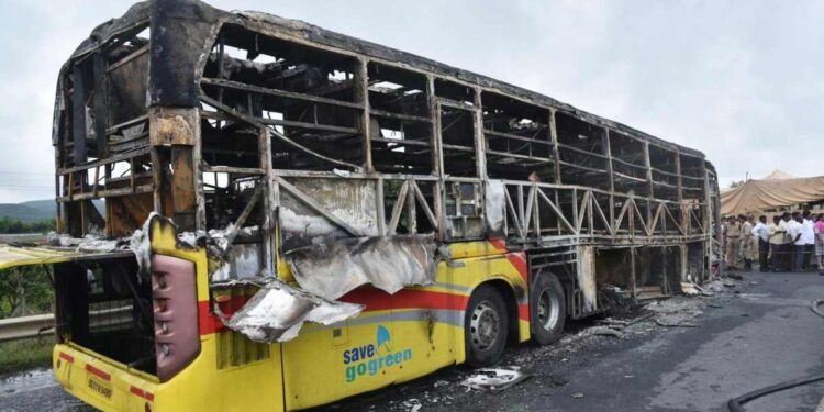 आंध्र प्रदेशात मोठी दुर्घटना! 40 प्रवाशांनी भरलेल्या बसला भीषण आग; २० प्रवाशांचा मृत्यू