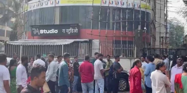 दिवसाढवळ्या 20 लहान मुलांना स्टूडियोमध्ये ओलिस ठेवलं ; मुंबईच्या पवईमधील धक्कादायक घटना