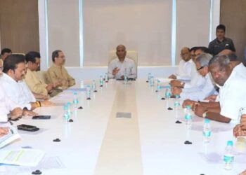 राज्यातील विरोधक एकवटले! निवडणूक आयोगाची भेट घेत वेधलं विविध मुद्द्यांकडे लक्ष