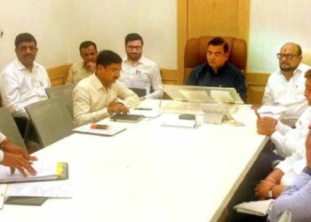 जळगावमधील केळी उत्पादकांना दिलासा देण्यासाठी मुंबईत आढावा बैठक; ‘या’बाबत झाली चर्चा