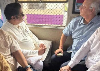 मुंबईत आज सत्याचा मोर्चा; सहभागी होण्यासाठी राज ठाकरे निघाले लोकलने