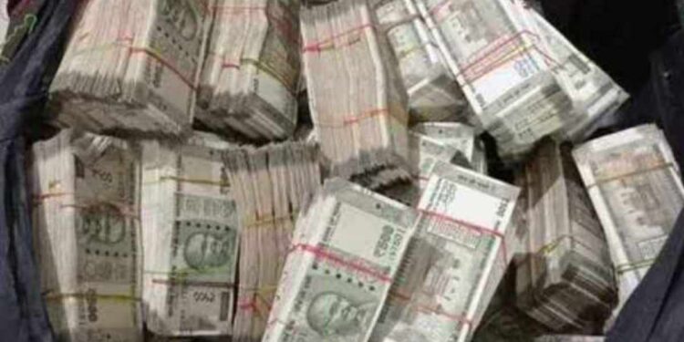 निवडणुकांच्या पार्श्वभूमीवर आयोगाच्या पथकाची मोठी कारवाई! कारमध्ये सापडली करोडो रुपयांनी भरलेली बॅग