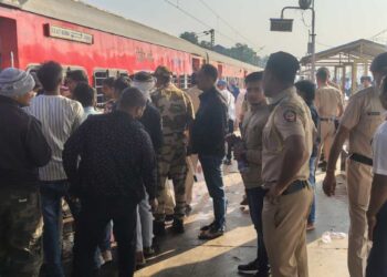 मुंबईहून वाराणासीला जाणाऱ्या महानगरी एक्सप्रेसमध्ये बॉम्ब असल्याच्या अफवेने खळबळ