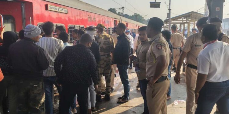मुंबईहून वाराणासीला जाणाऱ्या महानगरी एक्सप्रेसमध्ये बॉम्ब असल्याच्या अफवेने खळबळ