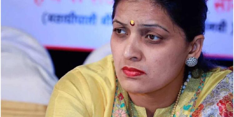 रुपाली चाकणकरांबाबत टीका भोवली ! रुपाली पाटलांची प्रवक्तेपदावरुन हकालपट्टी, राष्ट्रवादीकडून नव्या 17 प्रवक्त्यांची यादी जाहीर
