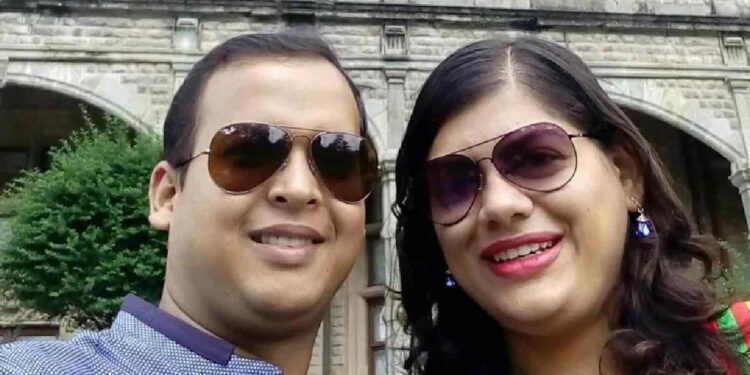 परपुरूषाशी शारीरिक संबंध ठेवण्यासाठी बळजबरी; आयएएस पतीविरोधात आयएएस पत्नीची तक्रार