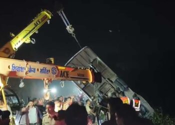 भयंकर ! ओव्हरटेक करण्याच्या प्रयत्नात प्रवाशांनी भरलेली बस दरीत कोसळली