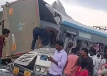 खडी वाहून नेणारा ट्रॅक बसवर आदळून भीषण अपघात; १९ जणांचा मृत्यू