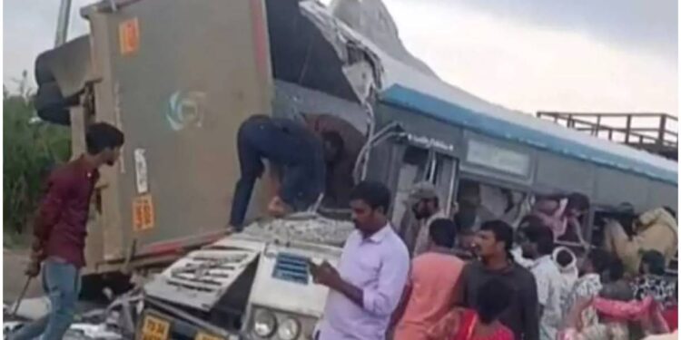 खडी वाहून नेणारा ट्रॅक बसवर आदळून भीषण अपघात; १९ जणांचा मृत्यू