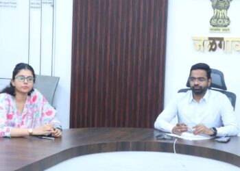 जळगावच्या जिल्हाधिकाऱ्यांनी घेतला निवडणूक विषयक कामकाजाचा आढावा ; दिल्या ‘या’ सूचना?