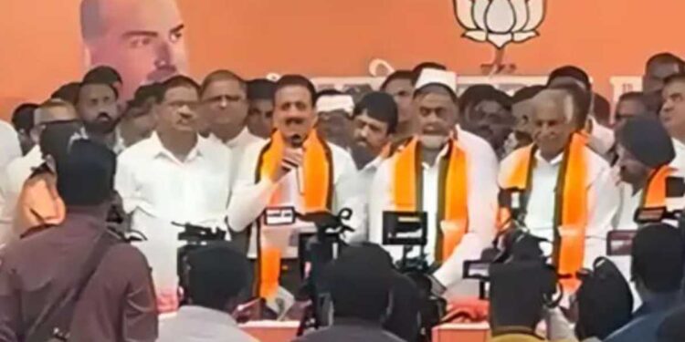 नाशिकमध्ये काँग्रेसला खिंडार ! ज्येष्ठ नेत्यासह शेकडो कार्यकर्त्यांचा भाजपात प्रवेश