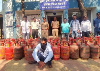 एमआयडीसी पोलिसांकडून गॅस सिलेंडर चोरी प्रकरणाचा पर्दाफाश; आयशर वाहनासह ६१ सिलेंडर जप्त 