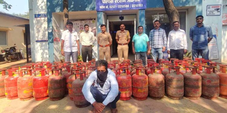 एमआयडीसी पोलिसांकडून गॅस सिलेंडर चोरी प्रकरणाचा पर्दाफाश; आयशर वाहनासह ६१ सिलेंडर जप्त 