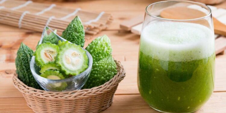 कारल्याचा रस पिणं सुरु करा.. तब्येत राहिल फिट, आजार होतील छुमंतर ; जाणून घ्या फायदे