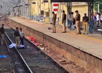 भीषण अपघात! रेल्वे ट्रॅक ओलांडताना ४ भाविकांना ट्रेनने चिरडले
