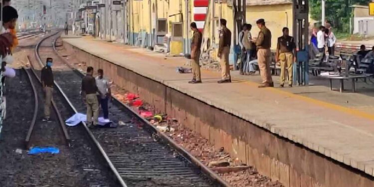 भीषण अपघात! रेल्वे ट्रॅक ओलांडताना ४ भाविकांना ट्रेनने चिरडले