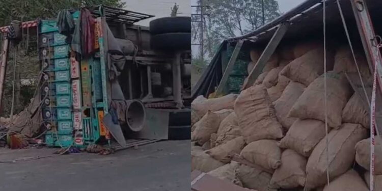 जळगावातील आहुजा नगर स्टॉपजवळ ट्रकचा अपघात ! शेकडो टन अद्रक रस्त्यावर विखुरले, वाहतूक कोंडी !